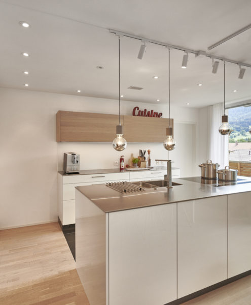 Weisse, moderne neue Küche mit einer Fensterfront